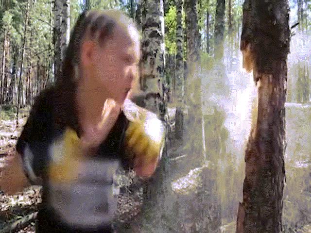 Phi thường - kỳ quặc - Kinh ngạc, bé gái 10 tuổi dùng tay không đấm nát thân cây