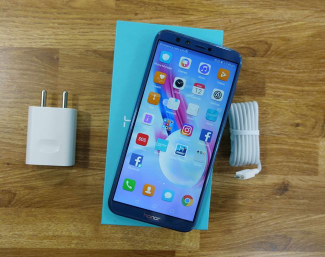Trình làng lần đầu tiên tại Trung Quốc vào tháng 12/2017, Honor 9 Lite là cái tên mới cập bến thị trường Việt Nam, và có giá bán khoảng 4,3 triệu đồng.