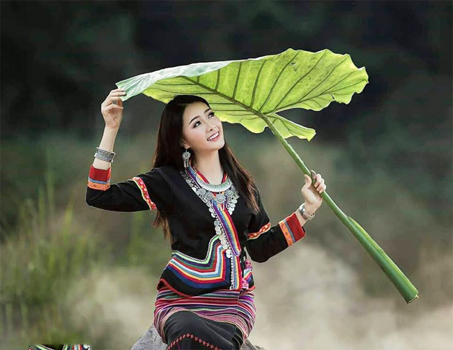 Cô có nhan sắc thoát tục, rất đỗi mong manh khá giống hoa hậu Thu Thảo của Việt Nam.