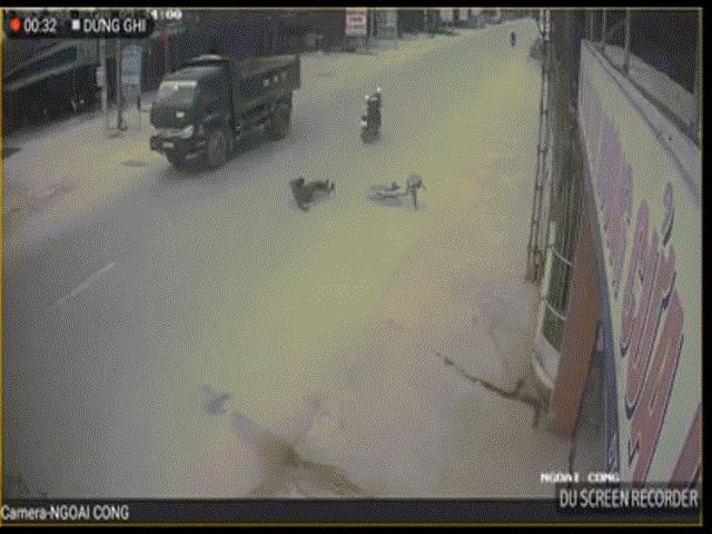 Media - Cụ ông đạp xe sang đường bị thanh niên đi xe máy hất bay
