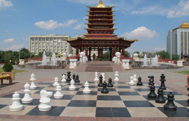Elista: Thành phố Nga này được biết đến rộng rãi như là "Thành phố Cờ". Rõ ràng là kiến ​​trúc sư và nhà thiết kế của thành phố này bị ám ảnh bởi môn cờ vua đã khiến trò chơi này trở thành hình tượng của thành phố.