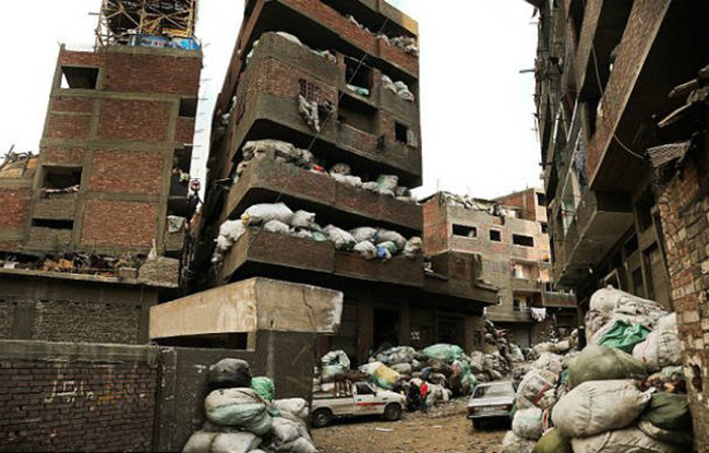 Manshiyat Naser: Thị trấn này trông giống như một nơi khủng khiếp, bẩn thỉu từ truyện tranh khoa học viễn tưởng hay trong cơn ác mộng. Nó nổi tiếng là "thành phố rác", khu ổ chuột của Mokattam Hill ở ngoại ô Cairo, Ai Cập. Nền kinh tế thị trấn này xoay quanh việc thu gom và tái chế rác thải của thành phố và sự thiếu thốn trầm trọng về cơ sở hạ tầng như không có nước hoặc điện.