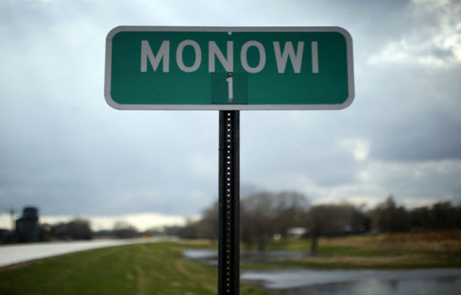 Monowi: Thị trấn thực sự nhỏ bé này ở Nebraska có lẽ là thị trấn duy nhất trên thế giới với dân số chỉ có... 1 người. Người cư trú duy nhất của thị trấn là một bà già, sở hữu một quán bar và một thư viện công cộng dành cho du khách.