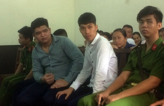 Nhậu với bạn cùng ấp, thiếu nữ bị hiếp dâm tập thể - 1