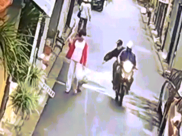 Cảnh trộm bắt chó đang đi cùng chủ giữa phố HN lên báo nước ngoài