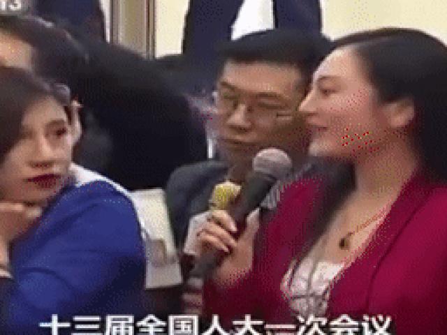 Phim - "Nhìn đểu" đồng nghiệp trên sóng truyền hình, MC tài chính bị tước thẻ