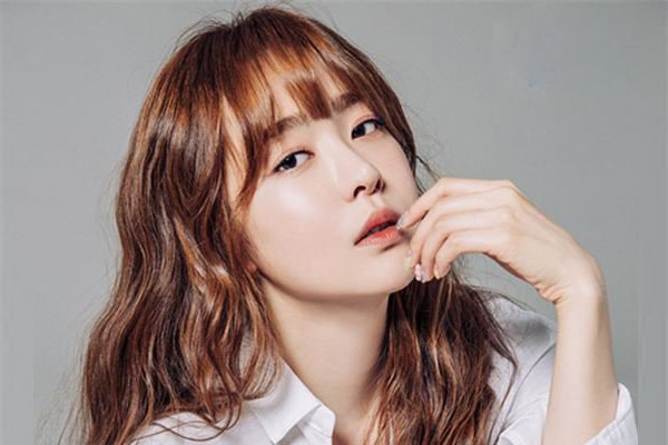 Sao nữ &#34;Dream High&#34; bị buộc thoát y giữa lớp học - 2