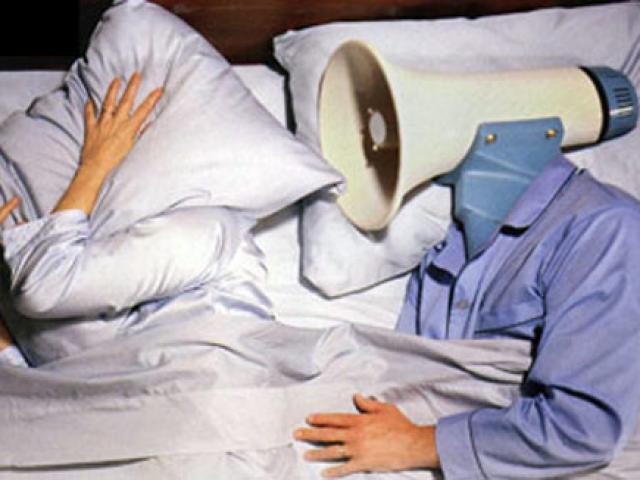 Truyện cười - Đây là cách giúp bạn cùng phòng ngừng ngay ngáy khi ngủ