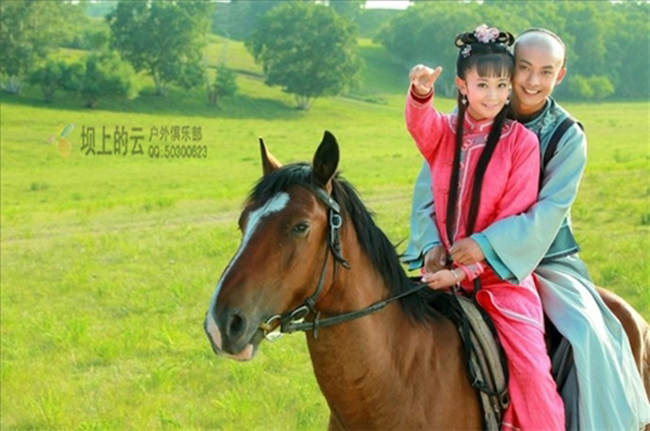Trong "Hoàn Châu Cách Cách 2013", cảnh Tử Vy (Hải Lục) và Nhĩ Khang (Lý Giai Hàng) cưỡi ngựa trên đồng cỏ xanh cũng là một cảnh phim đi vào lòng người.
