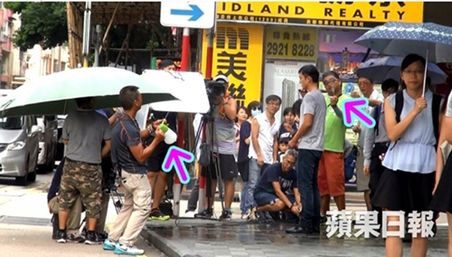 Đoàn làm phim còn dùng vòi nước nhỏ cùng bình phun nước kết hợp với quạt cầm tay mini để làm mưa giả cho cảnh quay trên phố của tài tử Dương Minh.