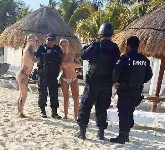 Chụp ảnh với hai cô gái ngực trần, nam cảnh sát Mexico gặp hạn - 1