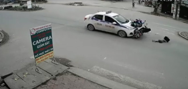 Clip: Kinh hoàng taxi húc bay hai mẹ con đi xe máy lên nóc capo - 1