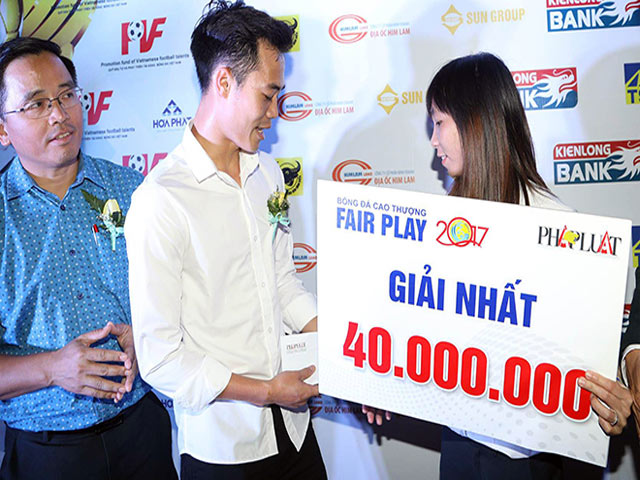 Bóng đá - Tiền đạo Văn Toàn gây bất ngờ với tuyển thủ nữ Việt Nam