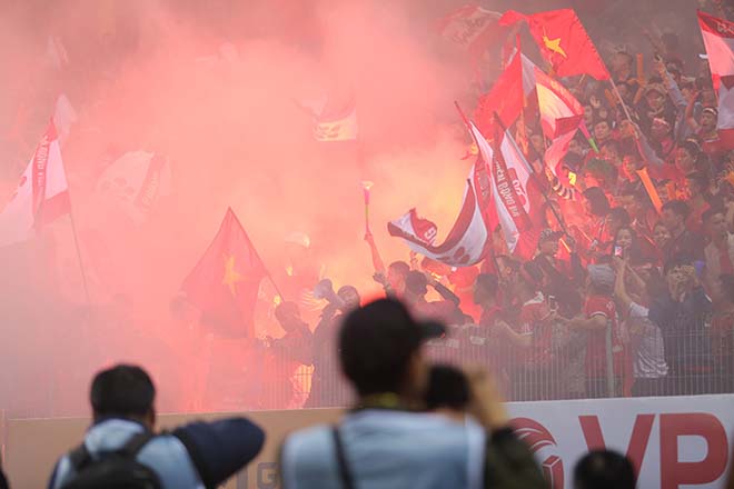 Đặc sản V-League: Ngỡ ngàng món &#34;bánh mỳ kẹp pháo sáng&#34; - 1