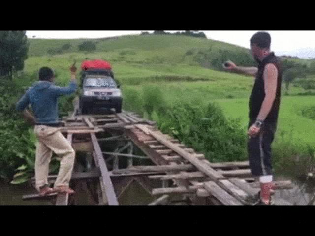 Video Clip Cười - Thót tim xem tài xế băng qua cây cầu gỗ mong manh
