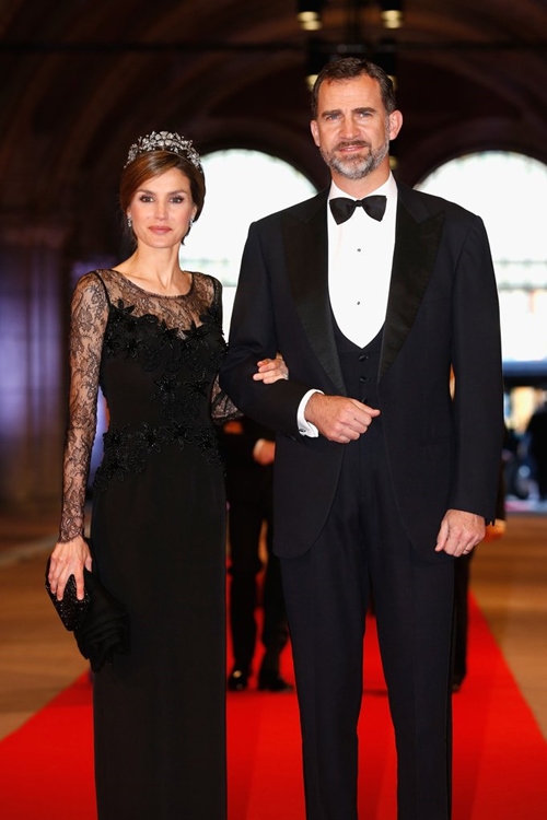 Nàng công sở học nữ hoàng Letizia sẽ chẳng lo mặc xấu - 1