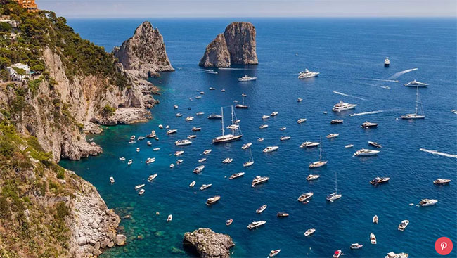 Đảo Capri ở Ý: Hòn đảo Capri của Ý cũng đầy rẫy những niềm đam mê ngọt ngào và cảnh quan tuyệt đẹp. Thưởng thức một ly limoncello đặc sản địa phương, cây ăn quả chín mọng, thơm ngon trên đảo...