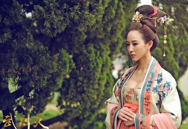 Năm 2018, Trương Quân Ninh sẽ tái ngộ khán giả với hai dự án &#34;Hậu cung Như Ý truyện&#34; và &#34;Trường hà lạc nhật&#34;.
