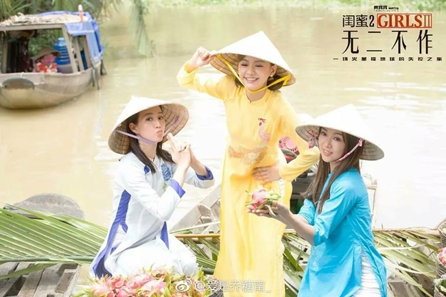 &#34;Những cô gái và găng tơ&#34; có bối cảnh chính ở Việt Nam. Phim kể về câu chuyện cô gái dễ thương, chuẩn bị kết hôn tên Hy Vấn (Trần Ý Hàm) đã rủ rê hai cô bạn thân là Kimmy (Tiết Khải Kỳ) và Giả Lam (Trương Quân Ninh) sang Việt Nam tổ chức tiệc độc thân.
