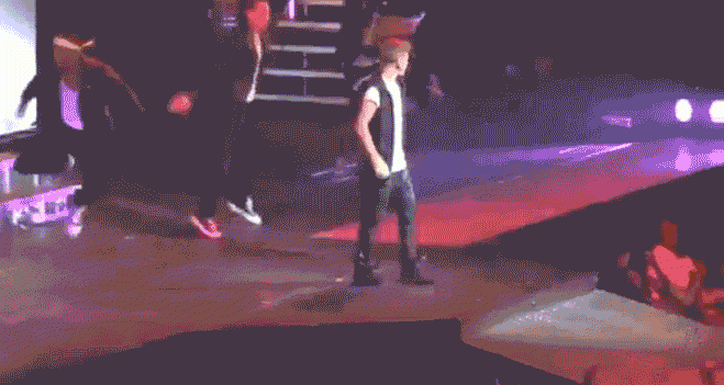 Những sự cố để đời của sao trên sân khấu - 8