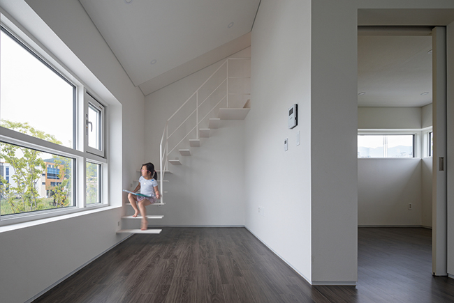 Cầu thang lên sân thượng được thiết kế đơn giản, với ưu điểm tuyệt đối để tận dụng không gian.
