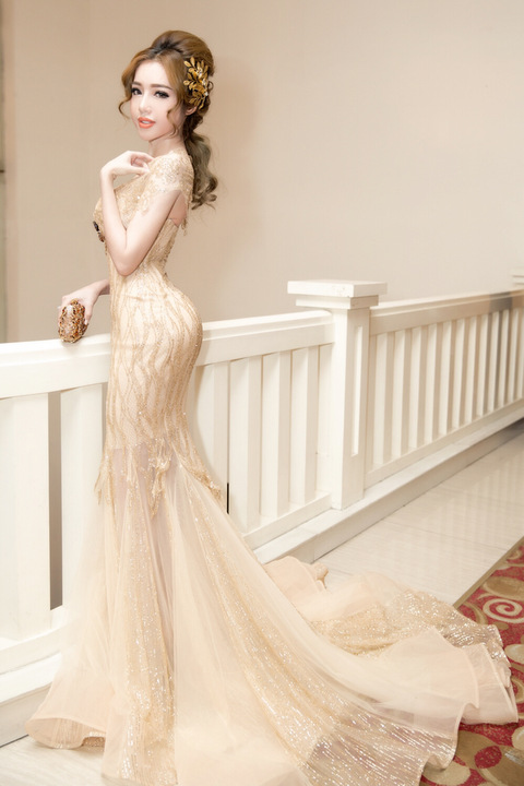 Những bộ cánh làm thảm đỏ xôn xao của Elly Trần - 6