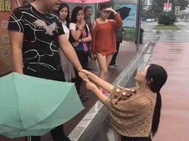 Bạn trẻ - Cuộc sống - Gái trẻ quỳ lạy giữa mưa gió xin bạn trai đừng chia tay