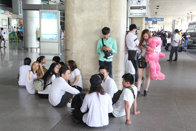 Fan tụ tập ở sân bay Tân Sơn Nhất, hô to tên "Hương Giang" - 2