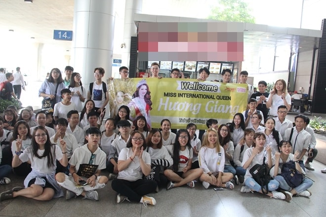 Fan tụ tập ở sân bay Tân Sơn Nhất, hô to tên "Hương Giang" - 8