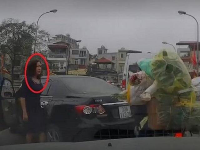Tin Hà Nội - Trần tình của nữ tài xế lùi xe trên cầu gây xôn xao