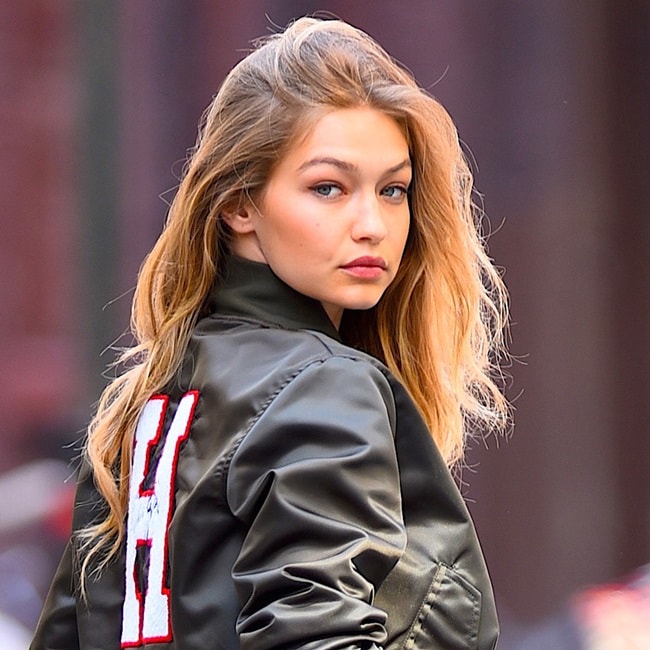 Gigi Hadid cho biết bí quyết ăn uống lớn nhất của cô chính là trứng. Bên cạnh đó, người mẫu 23 tuổi cũng cho biết cô luôn tự chuẩn bị thức ăn cho riêng mình theo khẩu phần định sẵn để đảm bảo sức khoẻ. 