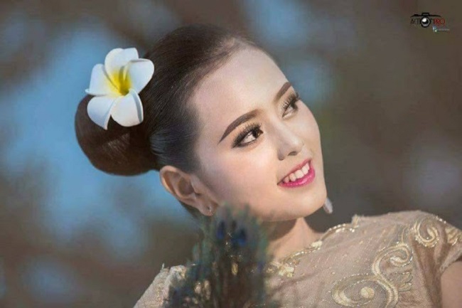 Cô thường xuyên mặc trang phục mang hơi thở dân tộc tại các sự kiện.&nbsp;