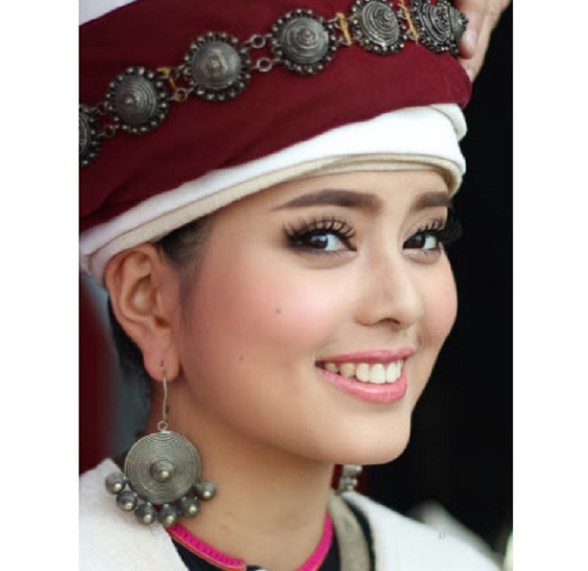 Chụp ảnh góc nghiêng tôn lên vẻ đẹp &#34;xinh như tiên&#34; của Hoa hậu Phounesup Phonnyotha.