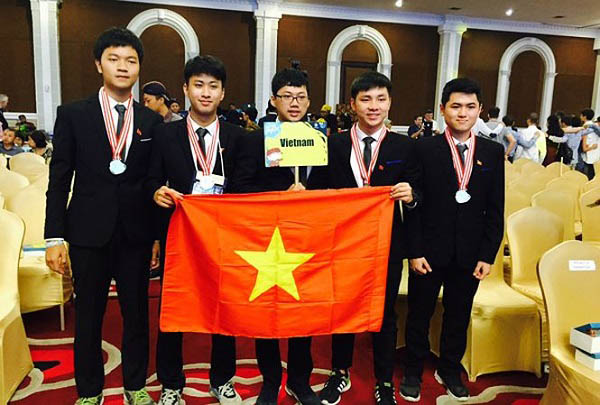 'Cậu bé vàng' giành học bổng của Viện công nghệ số 1 thế giới - 1