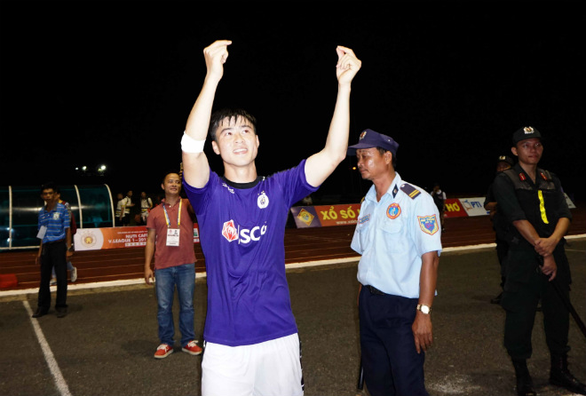 Người đẹp Cần Thơ cuồng nhiệt đón Quang Hải U23 như siêu sao - 11