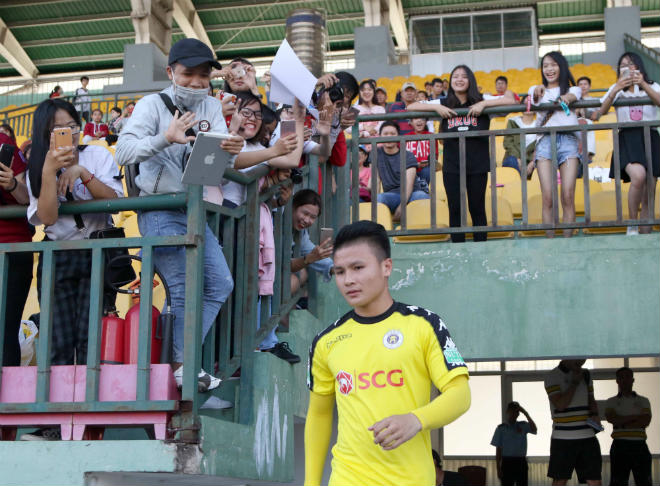 Người đẹp Cần Thơ cuồng nhiệt đón Quang Hải U23 như siêu sao - 2