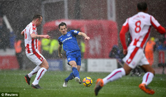Stoke City - Everton: Thẻ đỏ bước ngoặt, bi-hài kịch dưới mưa tuyết - 1