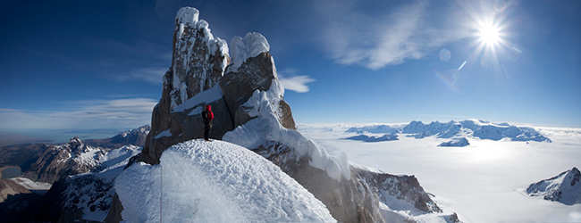 1.Cerro Standhardt, Argentina: Cerro Standhardt  nằm ở giữa Argentina và Chile, nó cao 2600m. Nó được bao quanh bởi 3 ngọn núi khác nhau là Punta Herron, Torre Egger và Cerro Torre, sẽ rất khó khăn để bạn leo lên tới đỉnh núi đầy băng tuyết này.