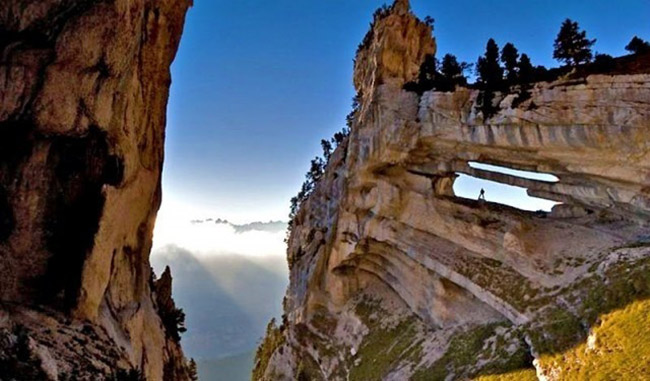 4.Dãy núi Chartreuse, Alps, Pháp: Bên cạnh khu vực được bao phủ bởi đá vôi, có nhiều lối đi vào các hang động bên dưới ngọn núi. Một nơi hiểm trở rất được dân phượt yêu thích.