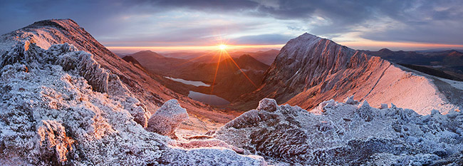 9.Núi Snowdon, Snowdonia, xứ Wales: Ở độ cao hơn 1000m, Snowdon là một trong những ngọn núi nhộn nhịp nhất của xứ sở Wales. Hãy chuẩn bị đồ đạc leo núi thật kỹ càng để chinh phục đỉnh núi này.