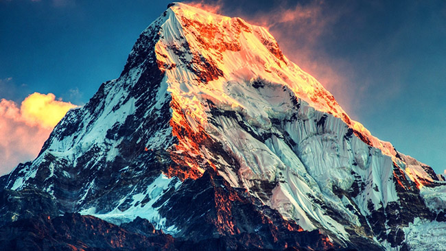 7.Everest, dãy Himalaya, Nepal: Bên cạnh việc khám phá những ngọn núi, nền văn hóa Nepal cũng là điểm hấp dẫn du khách. Tại đây có một bộ tộc rất thích độ cao, họ có thể lên xuống giữa những dãy núi với nhau bằng dây thừng.