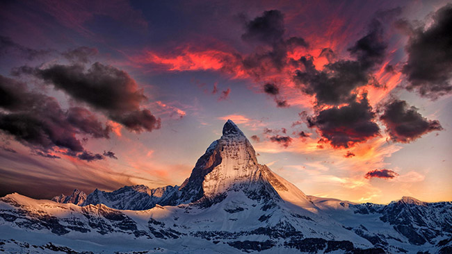 14.Matterhorn, Alps, Thụy Sĩ: Ở độ cao 4.478 m, Matterhorn nằm trên biên giới giữa Ý và Switzerland. Trên núi này có những đoạn dốc đá rất nguy hiểm, dù nơi thường xuyên bị sạt lở nhưng đây vẫn là một địa điểm đẹp đáng để đến thăm.