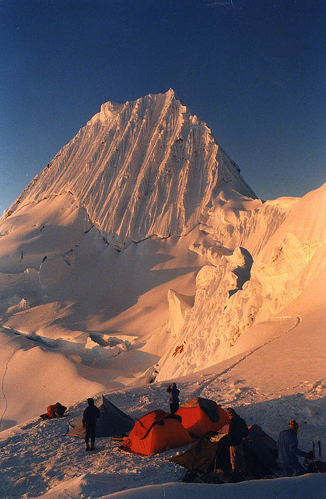 15.Alpamayo, Cordillera Blanca, Peru: Các dãy Alps Alapamayo được bao phủ bởi tuyết trắng, những sườn núi trơn trượt bởi tuyết và băng khiến cho việc thám hiểm nơi này tương đối khó khăn. Tuy vậy, nếu muốn chinh phục ngọn núi này bạn có thể leo lên từ phía Tây Nam.
