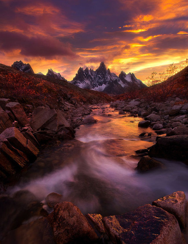 17.Dãy núi Ogilvie, Yukon, Canada: Thời gian tốt nhất để đi bộ đường dài trong dãy núi Ogilvie là vào mùa hè. Nhìn từ xa, ngọn núi này mang một vẻ đẹp màu đen huyền bí, những phiến đá granit bên trong con dốc đứng càng khiến cho chuyến thám hiểm thêm phần li kỳ.