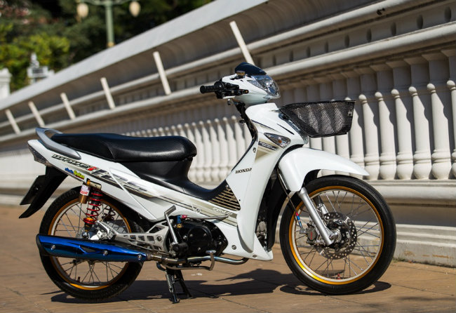 Honda Wave 125i trắng ngọc trai của một tay chơi xứ chùa vàng.