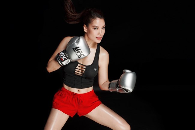 Là một diễn viên nữ chuyên đóng vai trong những bộ phim hành động, boxing giúp Trương Ngọc Ánh tự tin thể hiện những cú đấm chuyên nghiệp, dứt khoát, hạ gục đối phương trong tích tắc.
