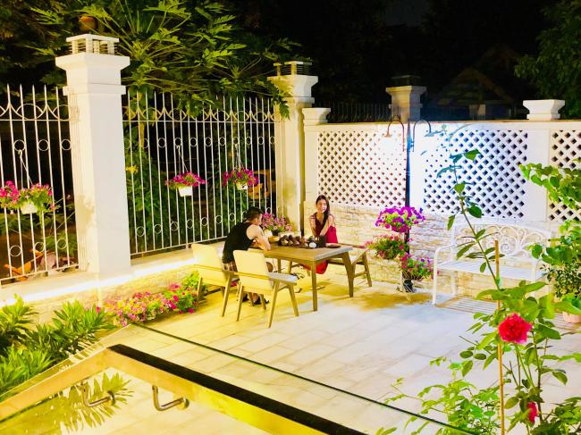 Vợ chồng Thuỷ Tiên - Công Vinh làm cả “ngôi nhà hoa hồng” để hâm nóng tình cảm - 2