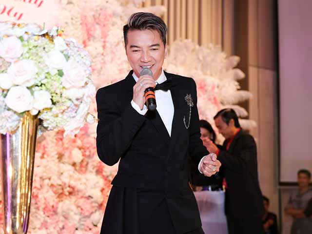 Đời sống Showbiz - Đàm Vĩnh Hưng lịch lãm "lấn át" cả chú rể, hát tặng học trò Tố Ny trong tiệc cưới