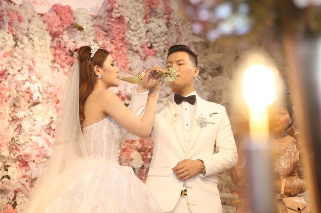 Đàm Vĩnh Hưng lịch lãm &#34;lấn át&#34; cả chú rể, hát tặng học trò Tố Ny trong tiệc cưới - 3