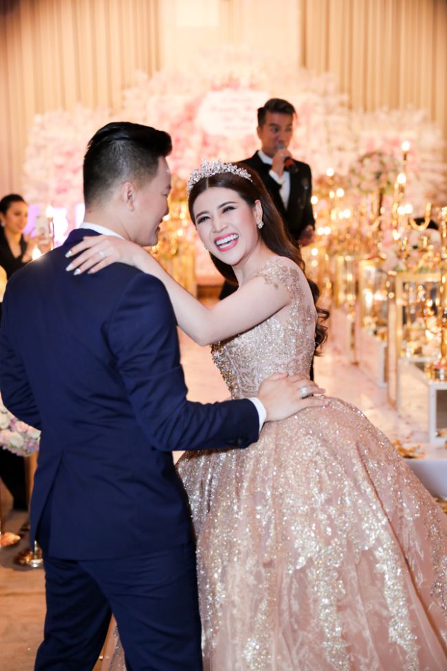 Đàm Vĩnh Hưng lịch lãm &#34;lấn át&#34; cả chú rể, hát tặng học trò Tố Ny trong tiệc cưới - 10